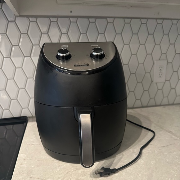 Bella Pro Series 4.2 qt Analog Air Fryer Matte Black Finish - Picture 1 of 5